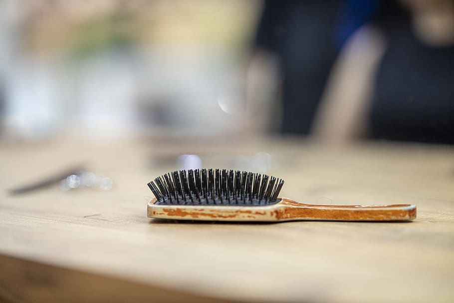 binnenvallen Giftig Uitgestorven Je haarborstel regelmatig schoonmaken; Hoe belangrijk is dat? - Hair Barber  Academy